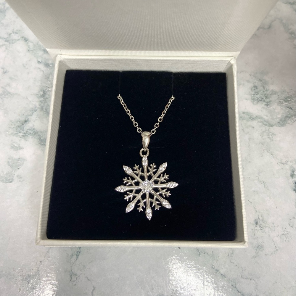 Silver Snowflake Pendant Necklace